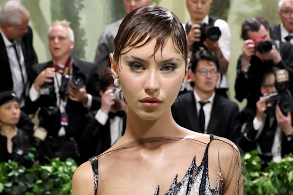 Jude Law and Sadie Frost’s daughter, Iris, at the 2024 Met Gala.