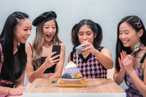 Classical musicians Invictus Quartet enjoying Scoopy’s Royal Taro bingsu.