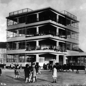 Bernard Bijvoet, Jan Duiker, Open Air School for Healthy Children, Amsterdam, 1927-30.