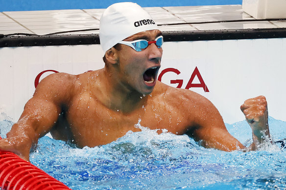Ahmed Hafnaoui celebrates his surprise victory in the men’s 400m freestyle. 
