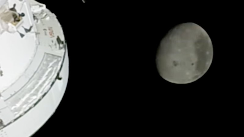 Astronauts break Apollo 13 record during lunar flyby