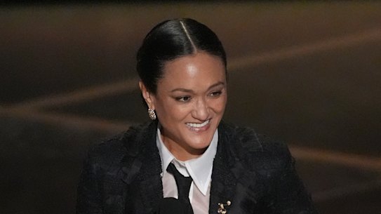 Autumn Durald Arkapaw accepts the cinematography award.