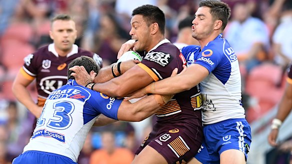 Alex Glenn proves a handful for the Bulldogs at Suncorp Stadium.
