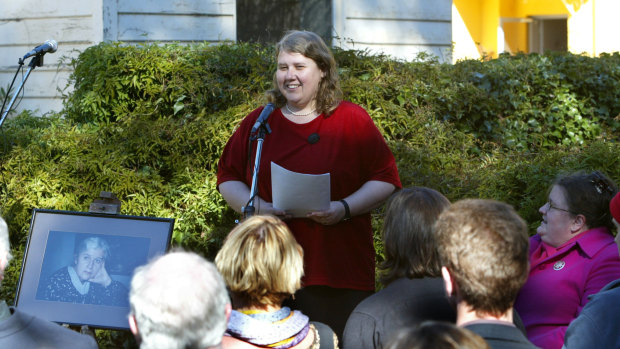 Kate Lilley speaking at her mother's wake at Varuna, the Writer's House in 2002.,