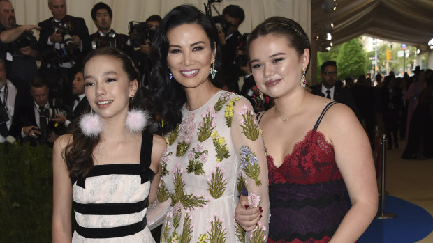 Chloe Murdoch (left) and Grace Murdoch (right) with their mother, Wendi Deng. in 2017. 
