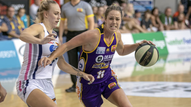 Forward march: Boomers captain Jenna O’Hea shows her trademark grit on way to the basket. 