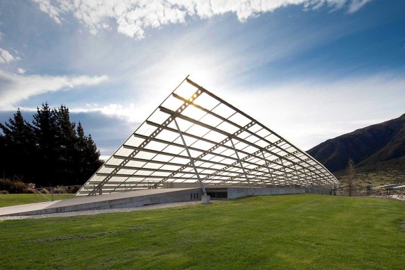 Peregrine Winery and its aerodynamic “peregrine’s wing” roof.