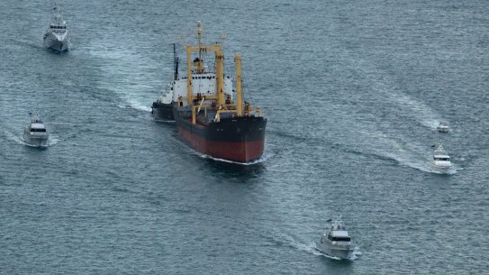 The Pong Su under arrest heading into Sydney, flanked by Police and Customs craft.