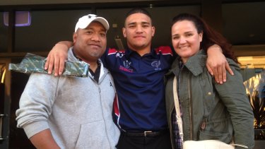 Sione Tuipulotu with his father Fohe and mother Angelina. 