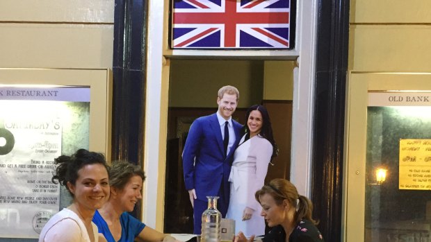 Cutout of Duke and Duchess of Sussex displayed in window of Dubbo pub. 