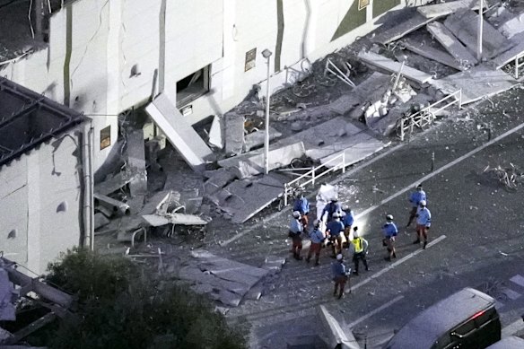 Rescatistas en un centro comercial tras el terremoto. 