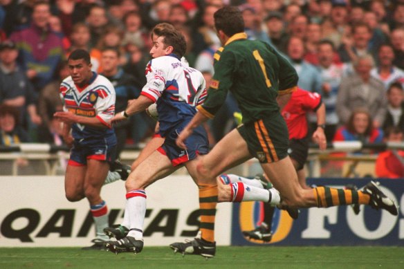 Jonathan Davies beats Brett Mullins to the line in a 1994 Test.