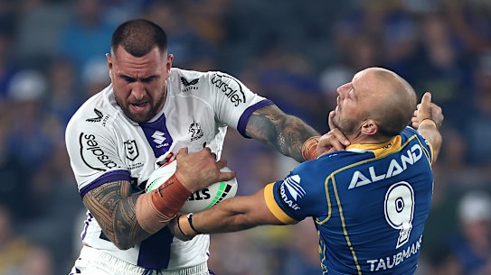 Nelson Asofa-Solomona takes on Josh Hodgson.