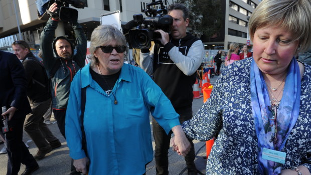 Jane's sister Lee Rimmer walks through the media pack towards the District Court.