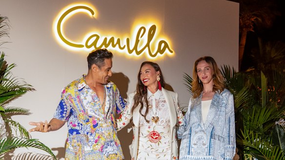 La marca australiana de moda de lujo Camilla, fundada por Camilla Franks (centro), cierra su tienda Mosman.