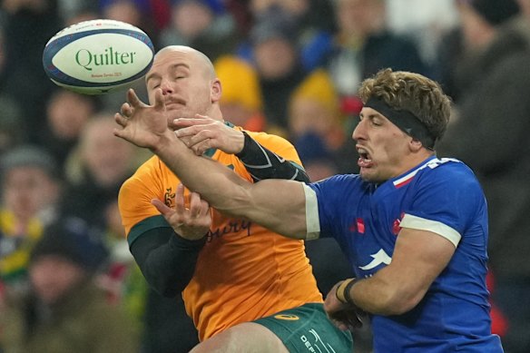 O australiano Dylan Pietsch (à esquerda) e o francês Oscar Jegou disputam a posse.