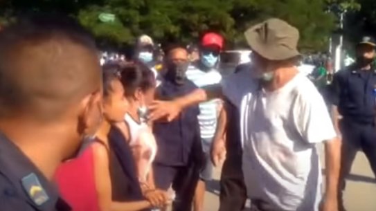 ormer East Timorese president and prime minister Xanana Gusmao slaps a mourner at least three times outside a COVID isolation facility in Dili yesterday. 