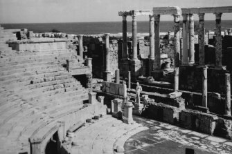 1967 yılında Libya'da bir Roma kenti olan Leptis Magna'nın tiyatro, sahne ve oditoryumu.