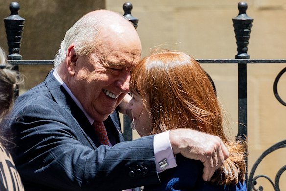 Alan Jones conforta Amanda Richardson.