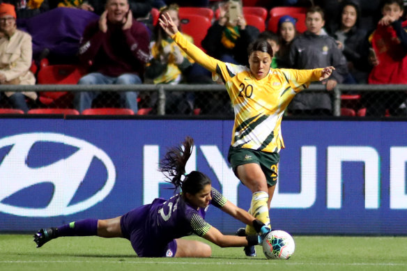 Sam Kerr attempts to get past Chile's goalkeeper Natalia Campos.