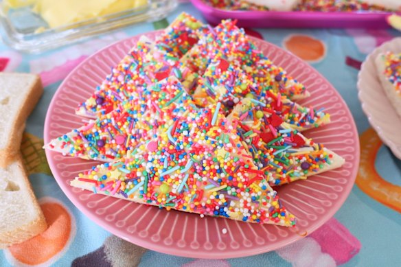 The ultimate combo of sliced white bread, buttery spread and a crackling layer of 100s and 1000s.