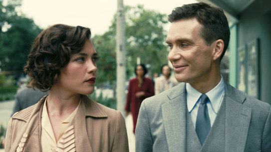 Florence Pugh as Jean Tatlock and Cillian Murphy as J. Robert Oppenheimer.