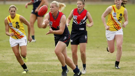 Hannah Mouncey (centre) playing in the VFLW competition.
