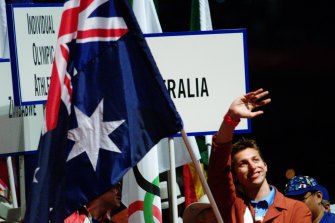 Thorpe carries the flag in the closing ceremony in 2000.