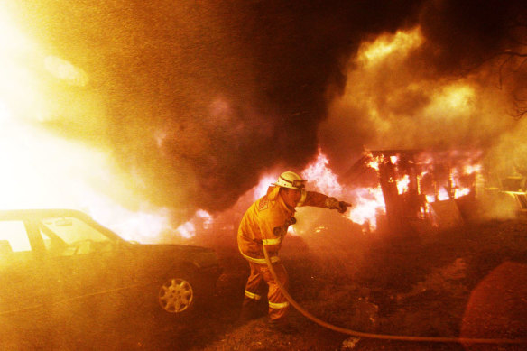 Firefighters battle the 2002 Glenorie blaze that destroyed houses and killed two people.