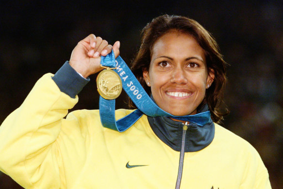 Cathy Freeman with her gold medal in 2000.