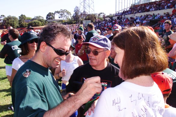 Andrew Denton signing autographs at a Save Souths fundraiser in 2000.
