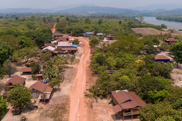 A aldeia cambojana de Ta Veng, onde as taxas de casamento infantil têm sido historicamente elevadas. 