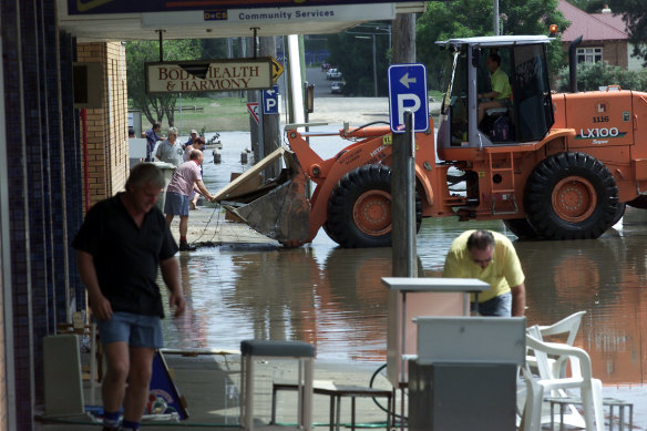 Shopkeepers clean up after flooding in Kempsey in 2001.