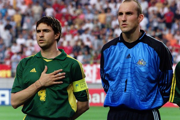Paul Okon snr é o ex-capitão do Socceroos, retratado aqui com Mark Schwarzer na Copa das Confederações da FIFA de 2001.