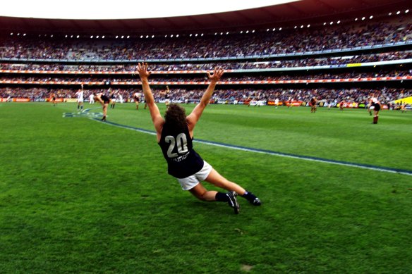 A gleeful Fraser Brown celebrates on the final siren of the 1999 preliminary final.