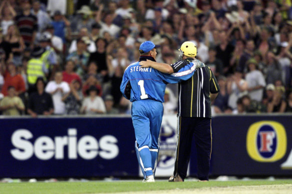Alec Stewart and Shane Warne walk towards Bay 13 in 1999 to ask the crowd to stop throwing things on the field.