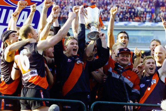 Captain James Hird and coach Kevin Sheedy lift the 2000 AFL premiership cup.