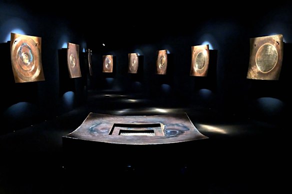 Late composer Alvin Lucier’s external ‘brain’ is creating a new work in real time in the state art gallery. 