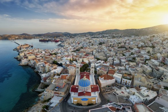 Syros’ capital Ermoupoli has an outstanding collection of neo-classical architecture.