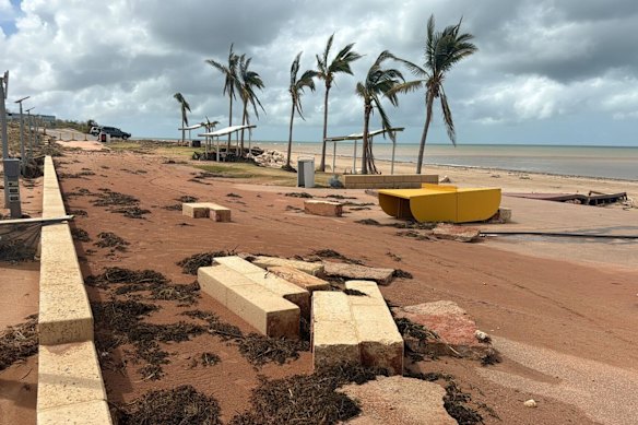 Kerusakan yang ditinggalkan oleh Siklon Tropis Narelle.
