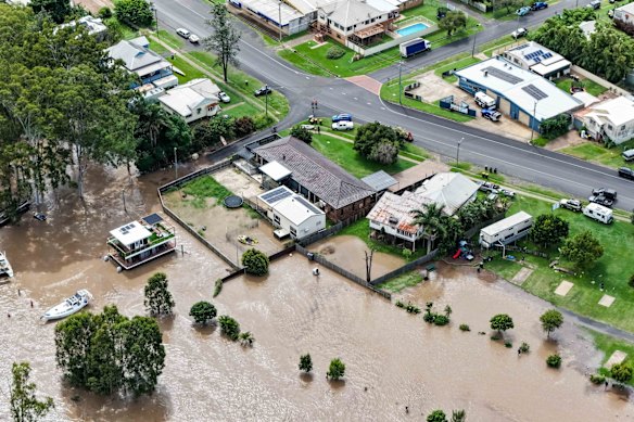 Se han desplegado en la región de Bundaberg equipos de rescate acuático y servicios de emergencia adicionales, incluidos más de 30 agentes de policía.