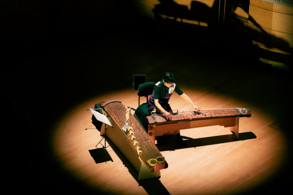 Satsuki Odamura plays the koto.