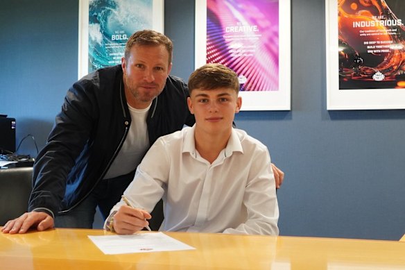 Marcus Neill con su padre Lucas mientras firmaba un acuerdo de beca con Sunderland.