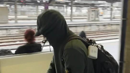 Ed Sheeran tomó el tren nocturno de Sydney a Melbourne antes de su actuación de tres espectáculos en el Marvel Stadium.