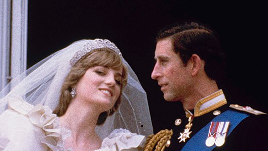 Charles e Diana il giorno del loro matrimonio sul balcone di Buckingham Palace a Londra nel 1981.