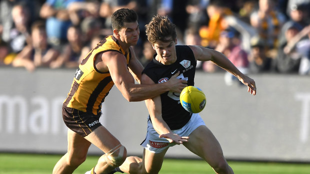 Carlton's Paddy Dow tries to escape the clutches of Hawthorn's Jaeger O'Meara.