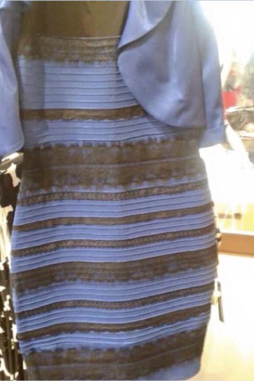 Elbisenin rengiyle ilgili tartışma - mavi ve siyah veya beyaz ve altın - 2015'te viral oldu.