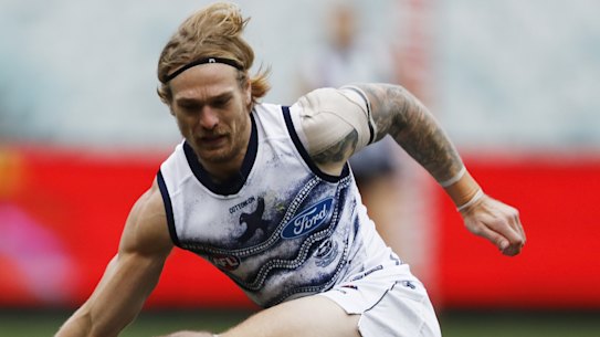 Steele Sidebottom and Tom Stewart compete for possession at the MCG.