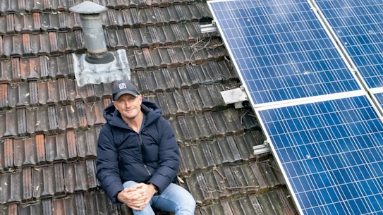 Andre Obradovic is an Amber Electric customer, linking his power bill to the wholesale spot market, making his bill significantly cheaper. 