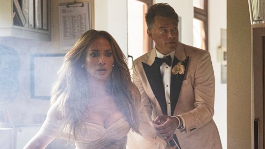 Jennifer Lopez as Darcy Rivera and Josh Duhamel as Tom Fowler in Shotgun Wedding.